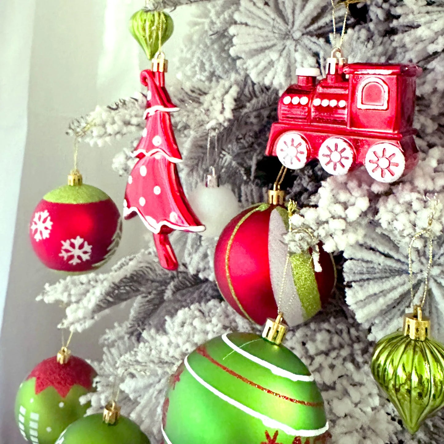 Set of 9/12/34 Grinch-Inspired Christmas Baubles – Green Painted Ornaments for Tree & Home Festive Décor